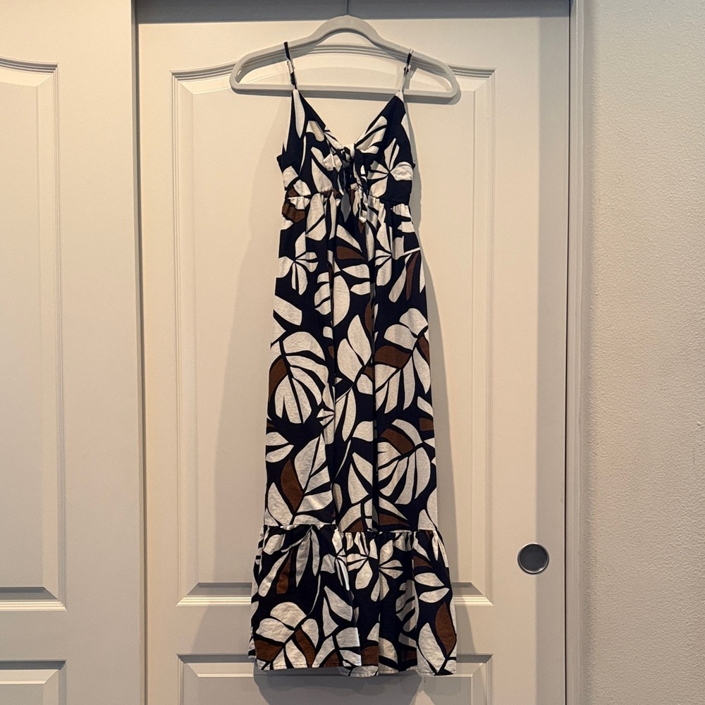 Chic Black and White Leaf Print Maxi Dress